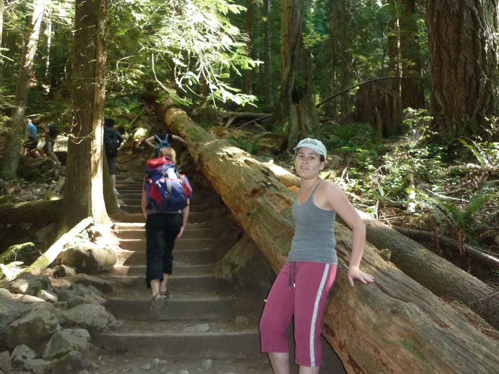 chica en bosque con escaleras